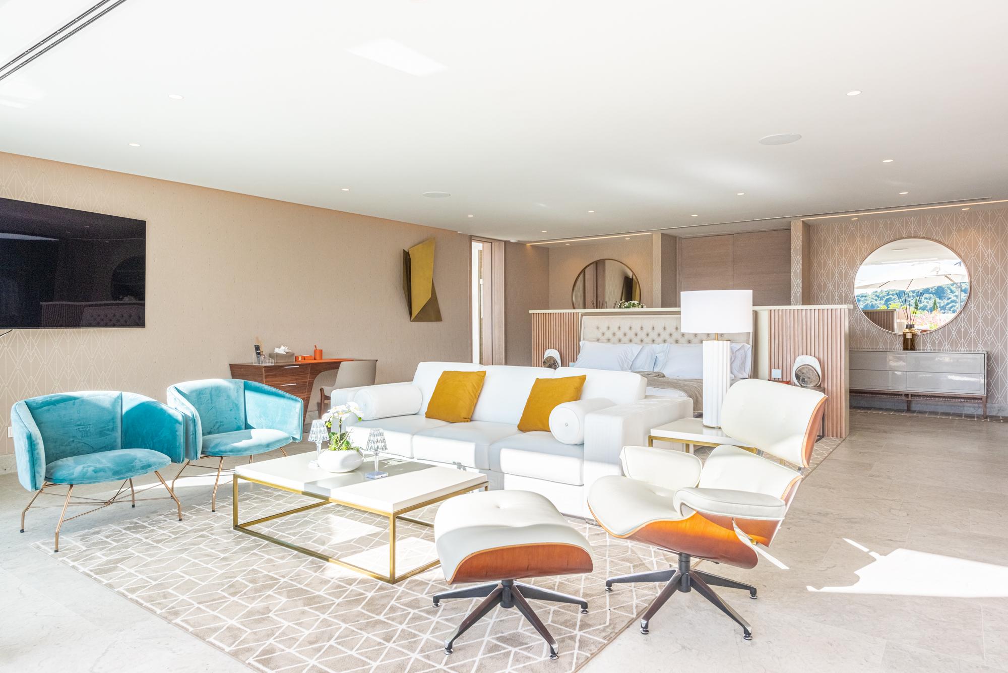 Bright and modern open-plan living area with elegant furniture in a luxury Sotogrande residence.